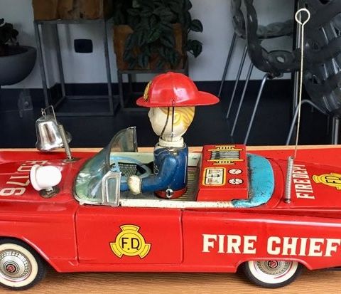 Ichiko  - Tinn lekebil Japanese Novelty Tinplate & Friction Driven Auto Fire Chi