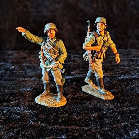 King and Country - Miniatyrfigur - WW2 Wehrmacht. Marching and Pointing  (2) - T