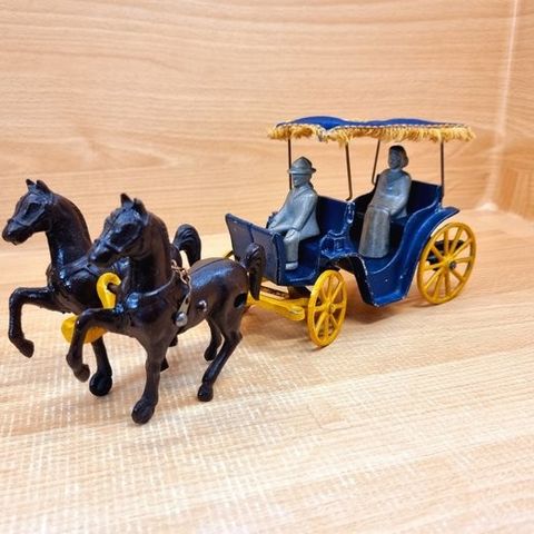 Stanley Toys - Leketøy - Surrey Cast Iron Wagon & Horses With Fringed Fabric Roo