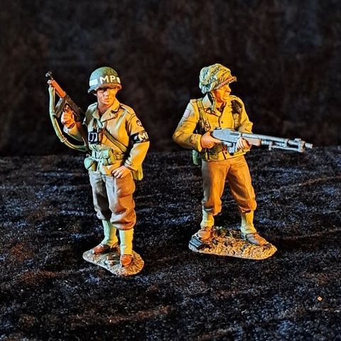 King and Country - Miniatyrfigur - WW2 D-Day '44. American MP and soldier with h