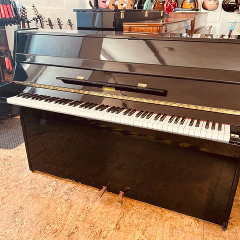 Lekkert Yamaha LU-80 piano i sort høyglans selges!