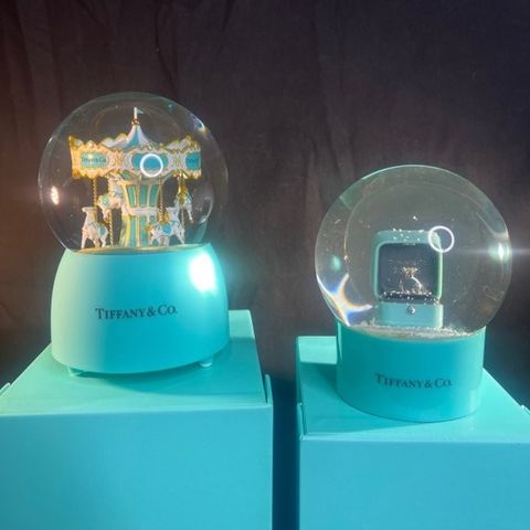 2x Tiffany & Co - Snøglobus Music box With rotating merry-go-round