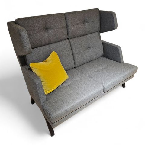 Høy sofa fra Profim, modell October, grå farge, 141cm bredde, pent brukt