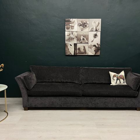 GRATIS LEVERING - KUPP! Strøken Bradford 4 seter design sofa fra Fagmøbler