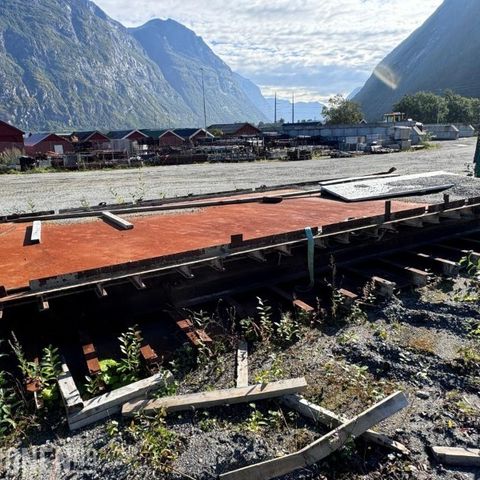 STORT STÅLFLAK MED DOBBELT BJELKELAG - STÅL OVERFLATE, avsluttes 18.09