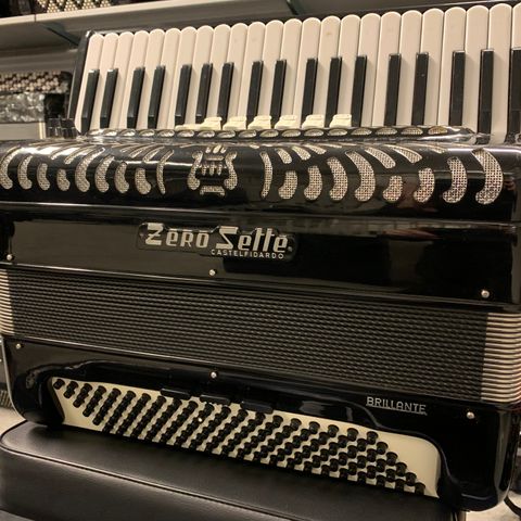 Zero Sette B-18 pianotrekkspill selges !