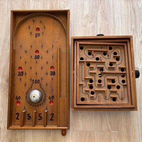 Leketøy Mid 20th Century Wooden Pinball/Bagatelle Game & Novelty Skill Ball Game