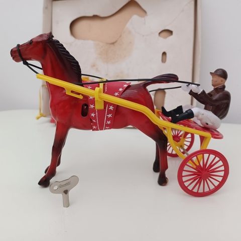 Quercetti  - Tinnleke Sulky - Tin & Plastic Clockwork Novelty Toy - Horse & Ride