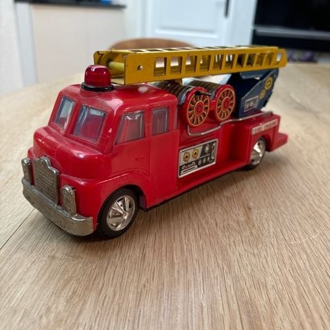 Leketøy 1960's Japanese Tinplate & Plastic Fire Engine With Ladder & Figure, Unb