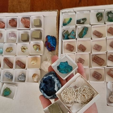 Stor samling - Aragonite, Desert Rose, Chrysocolla, Pyritt cube, Turkis, Kyanite