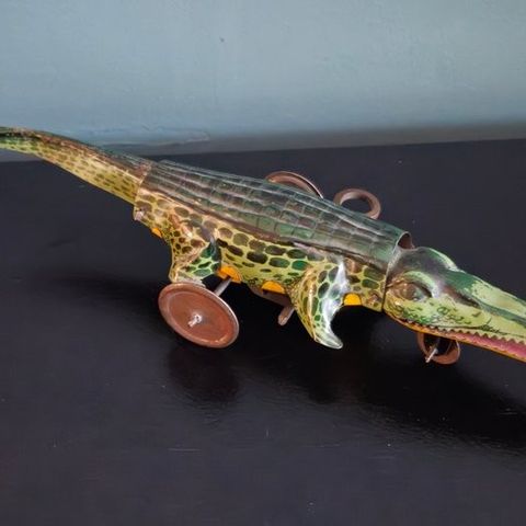 Einfalt - Trekk-opp tinnleketøy - Novelty Crocodile on Wheels fra 1920-tallet, u