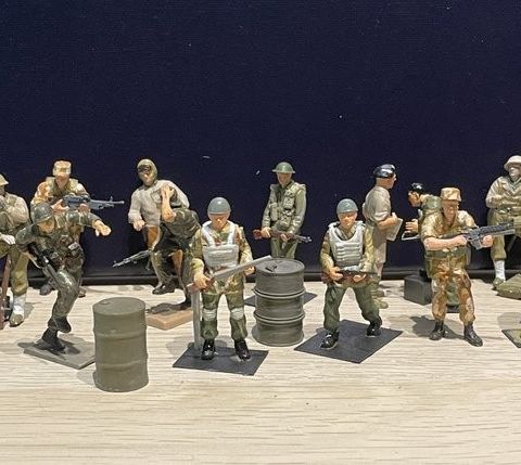 Airfix, Tamiya, Revell - Statue - WWII painted soldiers 1:32  (19) - Plast