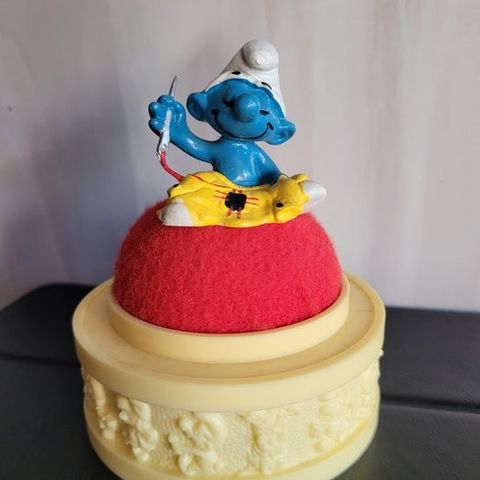 Peyo, Schleich - Statue - Smurf op speldenkussendoos 5.3030, 1980 - Plast