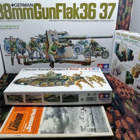 Tamiya - Leketøy Lotto Tamiya ' AfrikaKorps 1941/1943' con 3 kit nuovi in scala 