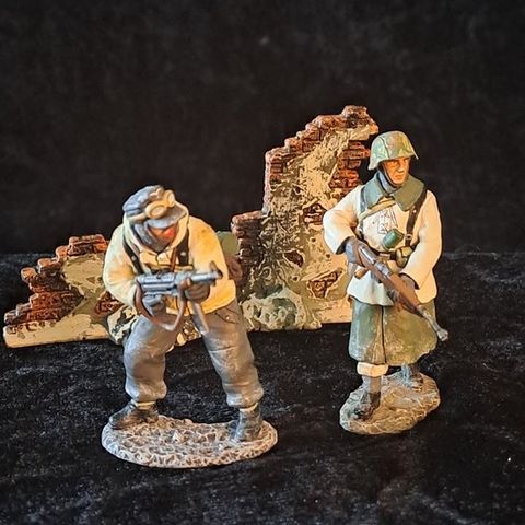 King and Country - Miniatyrfigur - WW2 - Bastogne Snow Patrol with Rifle and Sch