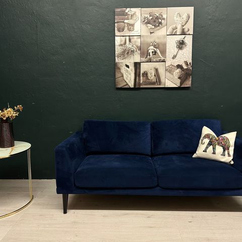 GRATIS LEVERING - SALG! Nyrenset 2 seter design sofa fra Bohus i mørkblå fløyel