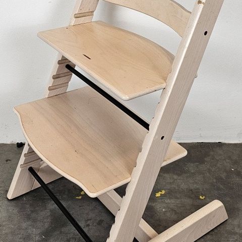 Stokke Tripp Trapp i hvitlakkert bøk, design Peter Opsvik, klassisk barnestol, b