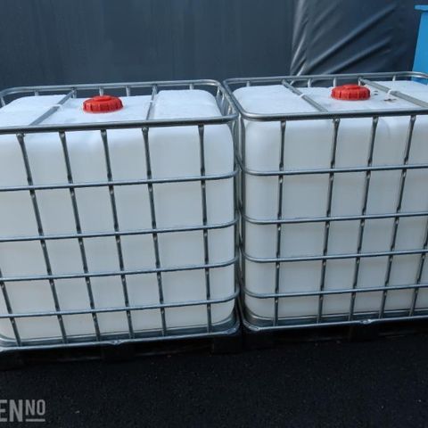 2019 SCHÜTZ 1000-LITER IBC KONTAINER MED TAPPEKRAN OG BUR, 2 STK, avsluttes 25.0