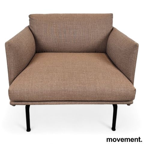 Loungestol sofa i lys brunt stoff fra Muuto, modell Outline, design: Andersen & 