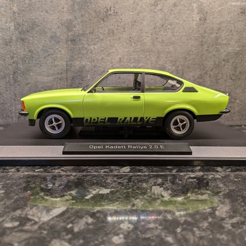 Opel Kadett B Sport - 1973 modell - rød/svart lakk - KK