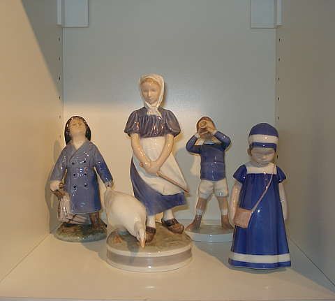 Gave -Royal Copenhagen Figurine