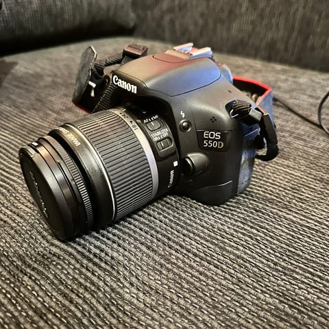 Canon EOS 550D SLR Camera with 18-55mm Lens, Vanguard Carry Bag