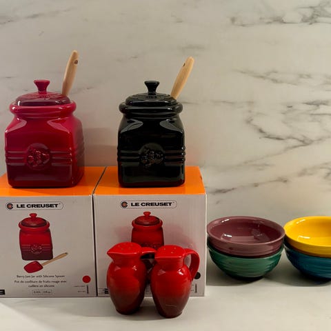 Le Creuset Berry Jam Jar with silicone spreader -rød syltetøy