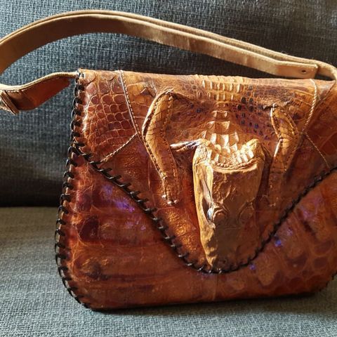 Nytt og brukt annonser med søkeordet vintage veske | FINN Retro veske i gull fra 50 tallet GI BUD | FINN.no