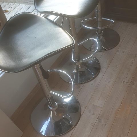 5 barstoler kjøkkenstoler. Hev og senk i kunst skinn | FINN.no 5 barstoler kjøkkenstoler. Hev og senk i kunst skinn | FINN.no