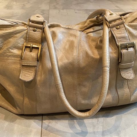 Guess veske, 100% ekte skinn | FINN.no Guess veske, 100% ekte skinn | FINN.no