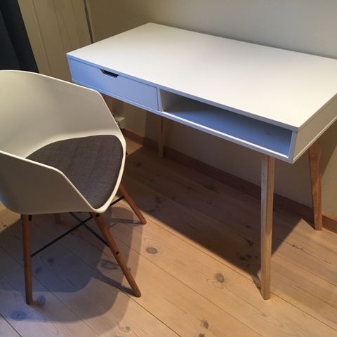 pult Skrivebord LANGESKOV 60x110 høyglanseik | FINN.no pult Skrivebord LANGESKOV 60x110 høyglanseik | FINN.no