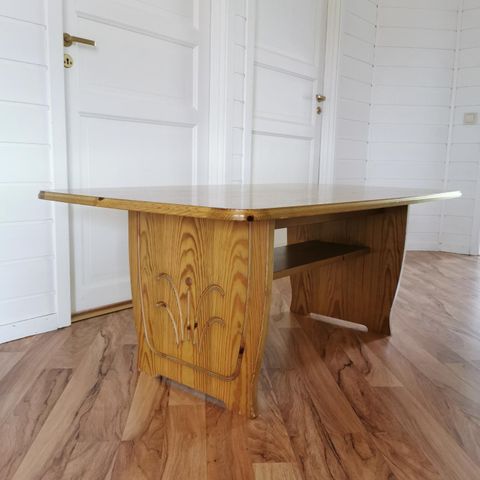 3000kr rundt spisebord i teak med trompetfot i stål 90diam 3000kr rundt spisebord i teak med trompetfot i stål 90diam