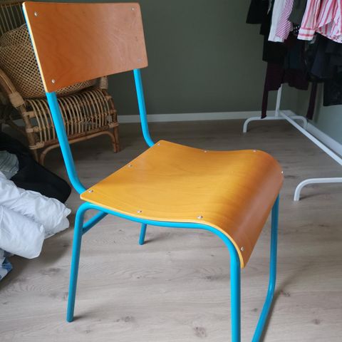 Muuto Nerd Bar Stool H65. 2 stoler tilsalgs. En gul og en Muuto Nerd stoler | FINN.no