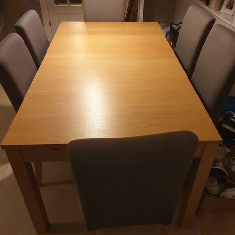 Alexandra Spisebord, gråmelert med hvite ben | FINN.no Alexandra Spisebord, gråmelert med hvite ben | FINN.no