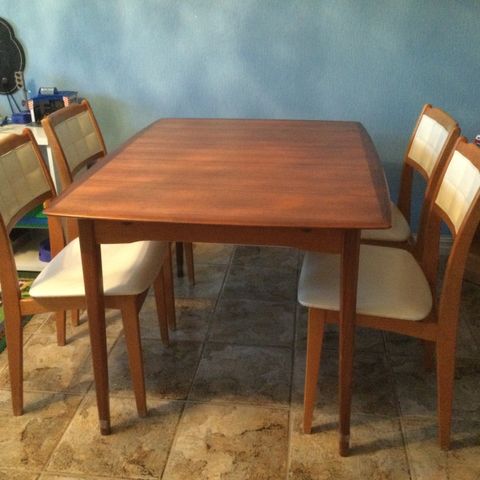 Teak, retro, spisestue, spisebord med 6 unike stoler.` made Rundtovalt teakbord og stoler ønskes kjøpt | FINN.no