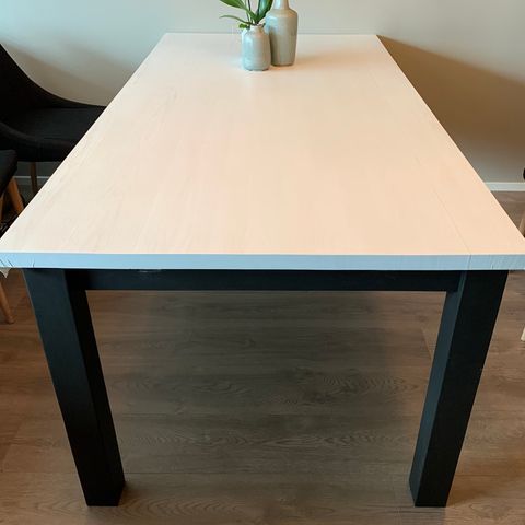 Alexandra Spisebord, gråmelert med hvite ben | FINN.no Alexandra Spisebord, gråmelert med hvite ben | FINN.no