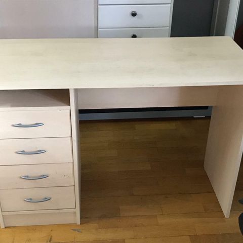 Jonas skrivebord fra Ikea | FINN.no pult Skrivebord LANGESKOV 60x110 høyglanseik | FINN.no