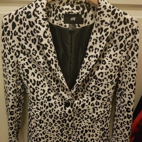 NY Floryday Langermet krage blazer | FINN.no NY Floryday Langermet krage blazer | FINN.no