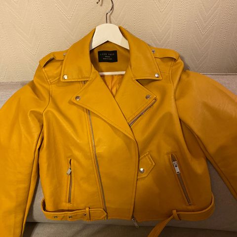 Gul skinnjakke fra Zara | FINN.no Gul skinnjakke fra zara str L (M) | FINN.no