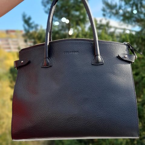 Cala Jade Kiya L skinnveske, ny | FINN.no Cala Jade Kiya L skinnveske, ny | FINN.no