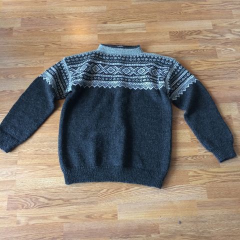 Hjemmestrikket ullgenser(Fana genser) med brodert hals | FINN.no Hjemmestrikket ullgenser(Fana genser) med brodert hals | FINN.no