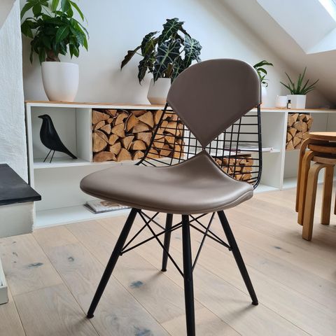 Pent brukte originale Vitra Eames DRS stoler, Poppy Red 2 Pent brukte originale Vitra Eames DRS stoler, Poppy Red 2
