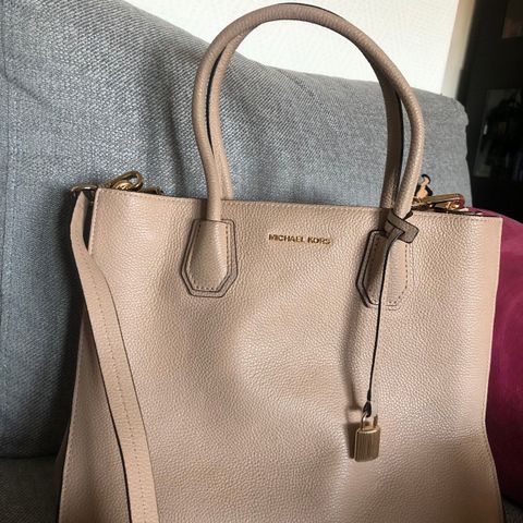 MK ROSE GOLD VESKE | FINN.no Veske med rosegold shimmerfinish | FINN.no