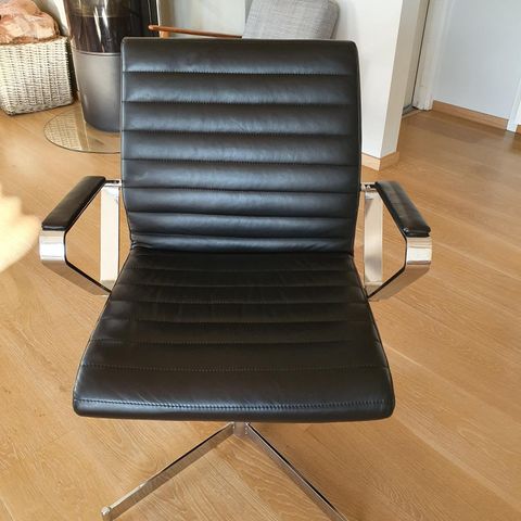 Bolia Vitesse Office kontorstol i sort skinn | FINN.no Bolia Vitesse Office kontorstol i sort skinn | FINN.no