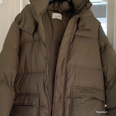 Holzweiler Sol Down Jacket Army HELT NY selges! | FINN.no Holzweiler Sol Down Jacket Army HELT NY selges! | FINN.no