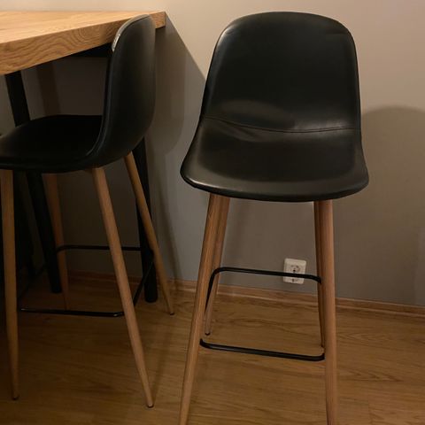 2 fine IKEA bar stoler kr.100 stk og en lenestol 200 m beige 2 fine IKEA bar stoler kr.100 stk og en lenestol 200 m beige