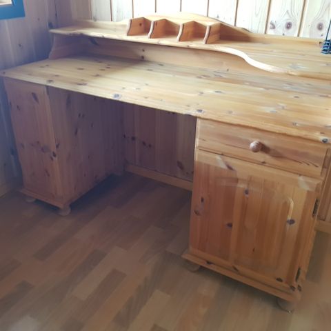 3000kr rundt spisebord i teak med trompetfot i stål 90diam 3000kr rundt spisebord i teak med trompetfot i stål 90diam