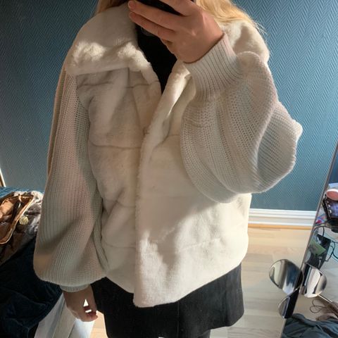 Elle & IL fuskepels jakke beige str.M brukt 2 ganger Elle & IL fuskepels jakke beige str.M brukt 2 ganger