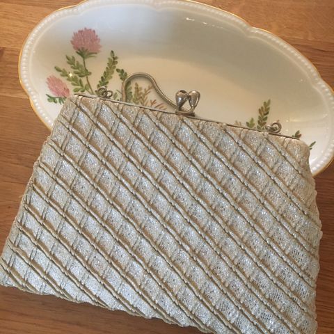 Vintage, sort håndveske fra 50 tallet med fine detaljer Vintage, sort håndveske fra 50 tallet med fine detaljer