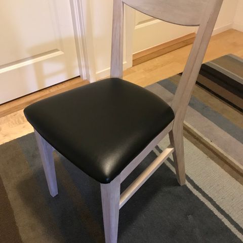 Adelaide stol med svingløsning | FINN.no Spisestoler Adelaide stol | Boconcept, Stol, Minimalistisk